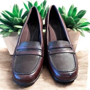 Clarks Bendables‎ Leather Penny Loafer Heels Dark Brown Textured Loafers